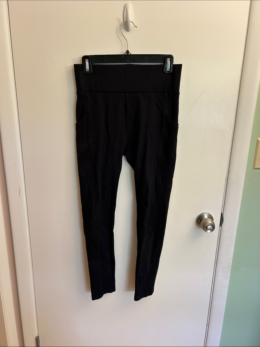 Lou & Grey Black High-Waist Leggings with Side Pockets